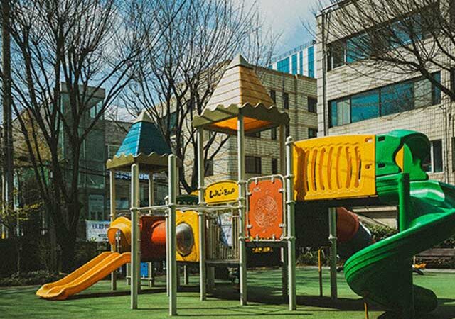 Cum să Alegi Echipamentele Potrivite pentru Locurile de Joacă ale Copiilor