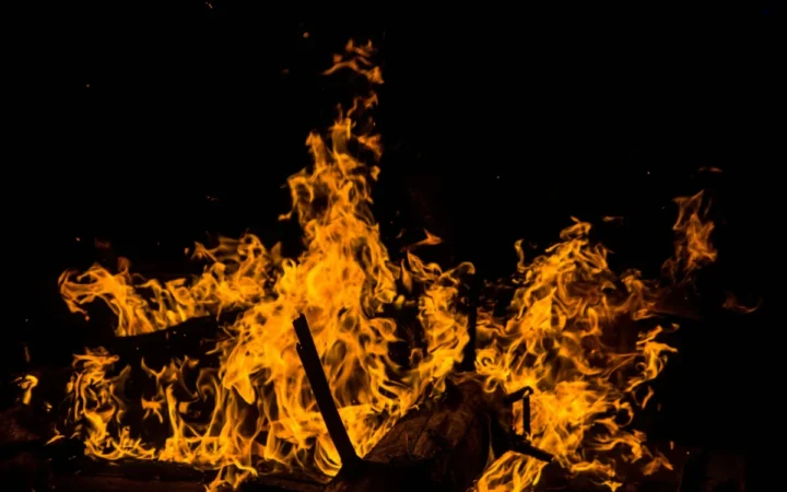 Trei maşini distruse de un incendiu violent pe strada Ioan Opriş din Turda, în toiul nopţii
