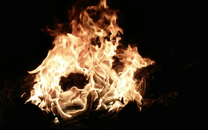 Incendiu la Bercu: Două familii evacuate și două persoane rănite după ce un duplex de 100 mp a fost cuprins de flăcări