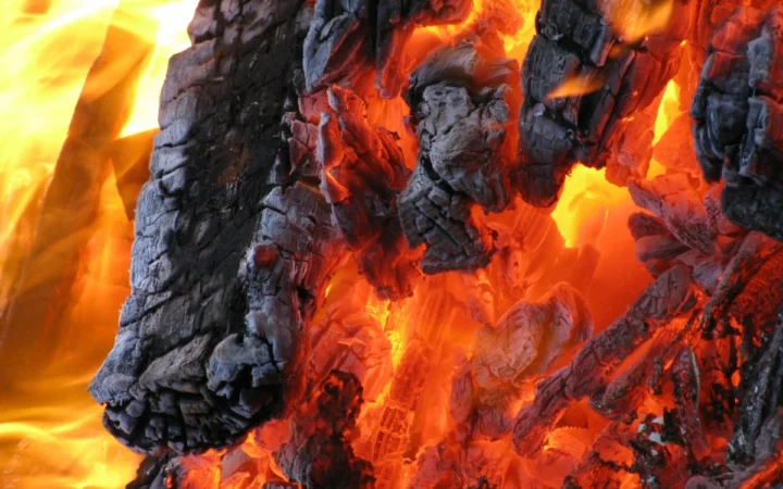 Incendiu Masiv în Mureș: Intervenție cu Roboți și Mobilizare Fără Precedent pe Fondul Avertizării de Fum Toxic