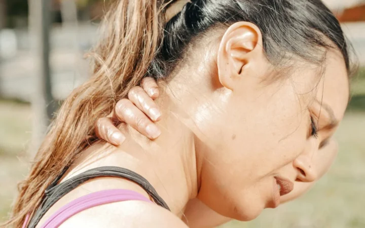 Cum o umflătură aparent inofensivă i-a adus lui Bethany Dodwell un diagnostic devastator de cancer tiroidian la 25 de ani