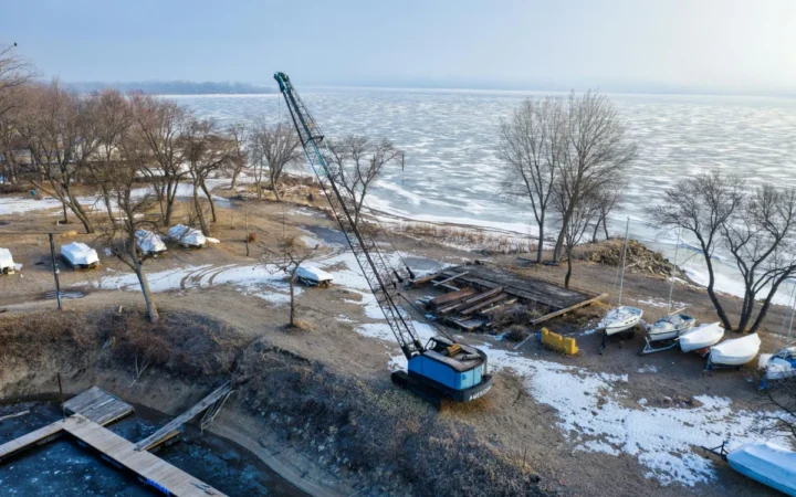 Fetiță din Craiova, salvată de la înec după ce a căzut prin gheața subțire a unui lac: Avertismentele ISU, din nou ignorate
