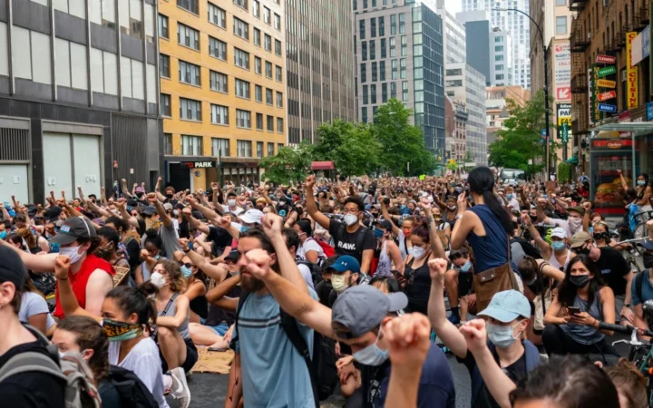 13.000 de posturi desființate: Sindicaliștii amenință cu proteste masive împotriva concedierilor și reducerilor de salarii propuse de Guvern