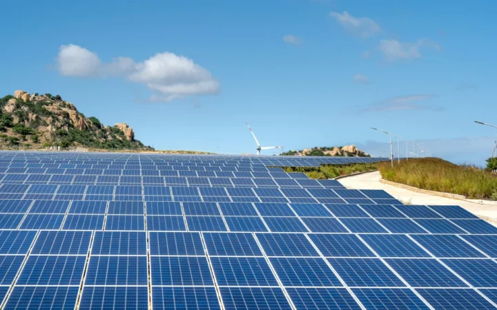 România Investește 746 Milioane Euro în Patru Parcuri Fotovoltaice Gigantice pe Fostele Termocentrale Turceni și Ișalnița