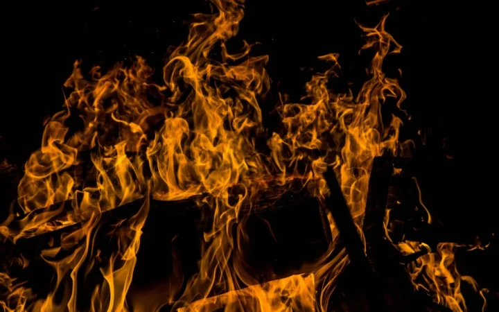 Incendiu Puternic la un Spațiu Comercial din Cartierul Rovine: Șase Echipaje ISU Intervin pentru Stingere