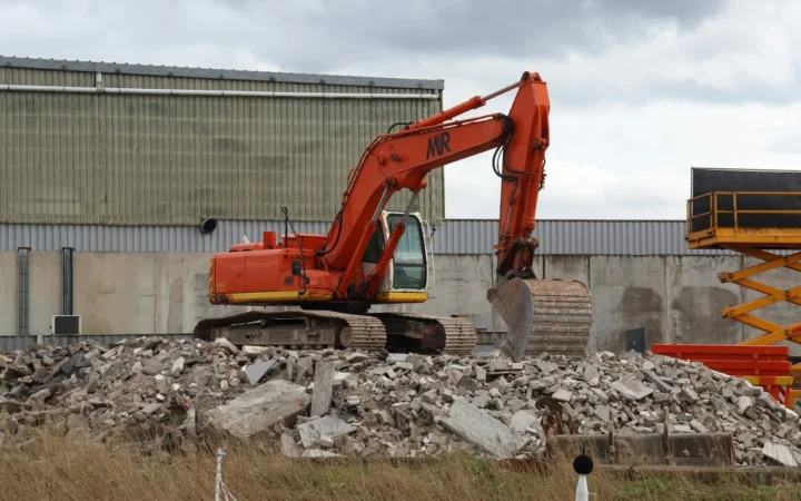 Demolarea stadionului Dinamo a început: garduri montate și primele măsurători pentru noua arenă