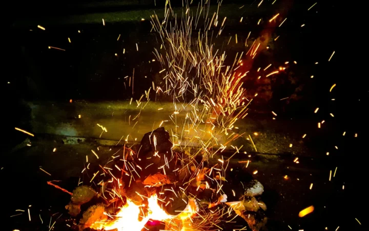 Bărbat găsit carbonizat după un incendiu puternic la subsolul unui bloc din Focșani: Cinci echipaje de pompieri mobilizate