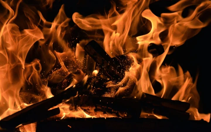 Incendiu la un tablou electric la o școală din Gorj: 300 de elevi evacuați de urgență