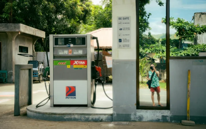 Guvernul Analizează Reducerea TVA sau a Accizelor pentru Scăderea Prețurilor la Carburanți în România