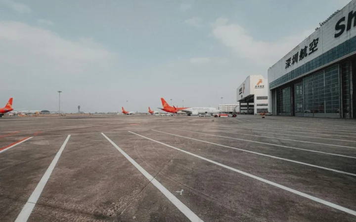 Descoperire Șocantă la Aeroportul Cluj-Napoca: Arsenale Ascunse în Colete