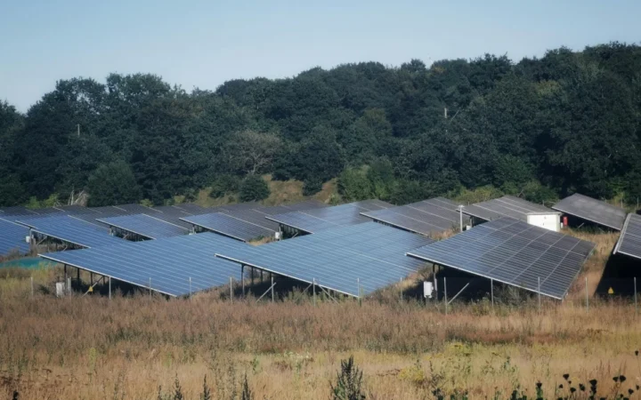 Lovitură istorică pentru prosumatori: surplusul de energie nu se mai pierde! Decizia Curții Constituționale schimbă regulile jocului