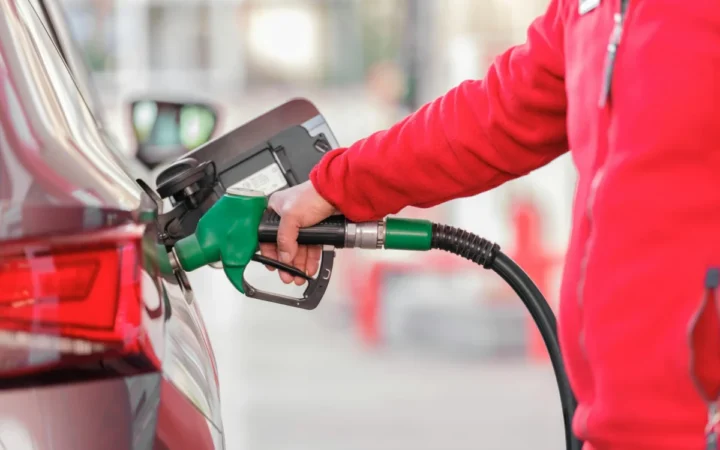 Carduri sociale pentru carburant, dar nu la toate benzinăriile: Mii de români cu dizabilități, prinși la mijloc