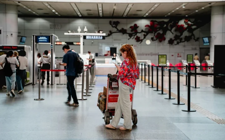 Cozi Uriașe și Zboruri Pierdute: Noul Sistem European de Control la Frontieră a Dat Peste Cap Aeroporturile UE