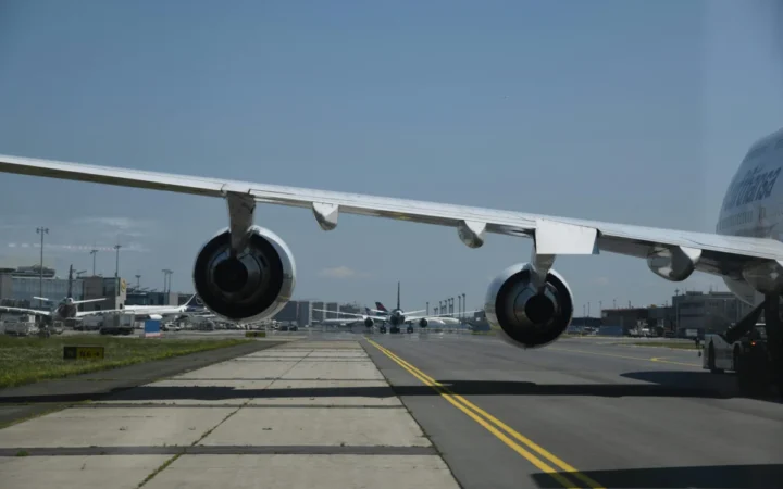 Lufthansa se pregătește să lase la sol zeci de avioane din cauza crizei combustibilului, pe fondul conflictului din Orientul Mijlociu