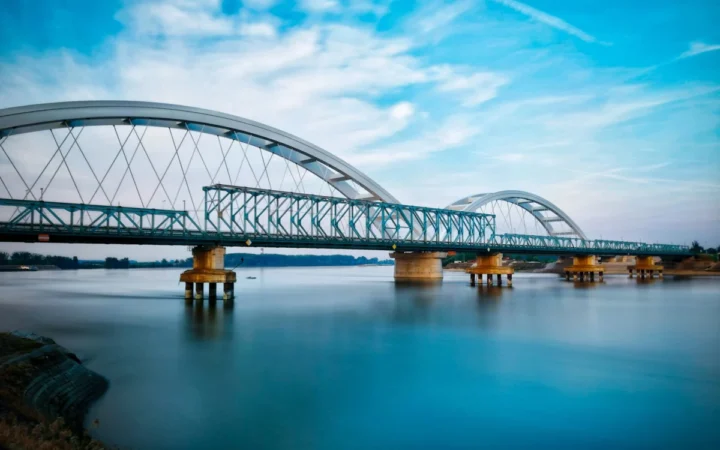 Podul modernizat din Arad îi obligă pe fermieri să ocolească zeci de kilometri: investiția care le-a dat viața peste cap localnicilor
