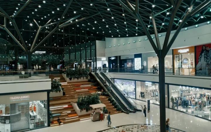 Zeci de Clienți Răniți într-un Mall de Lux din Tokyo după ce un Bărbat a Pulverizat o Substanță Necunoscută