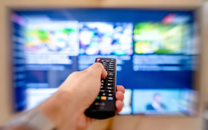 Comisia parlamentară franceză cere închiderea și reducerea drastică a posturilor de televiziune publice