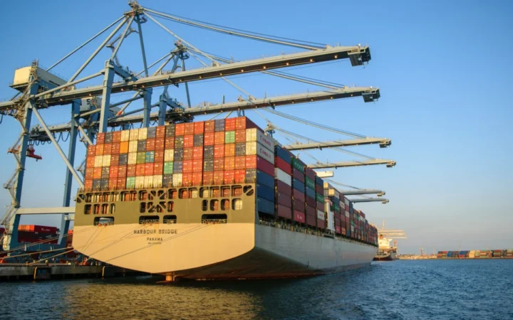 Deficitul comercial UE-China atinge niveluri record: Uniunea Europeană importă zilnic cu 1 miliard de euro mai mult decât exportă