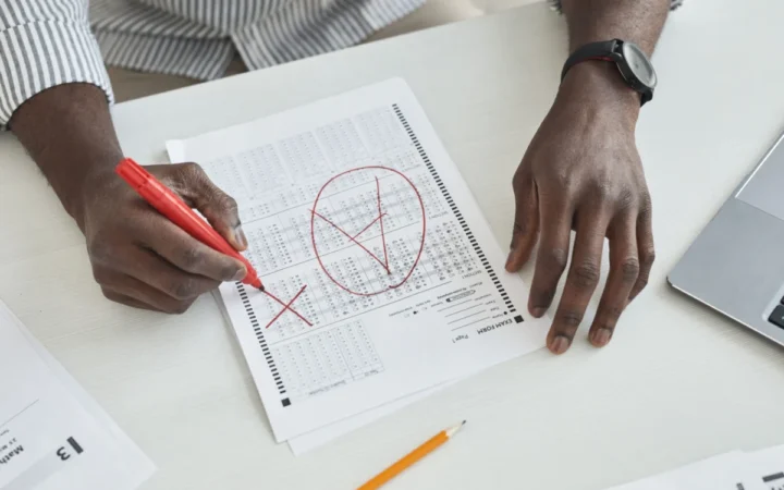 Elevii pot face corecturi direct pe foaia de examen la Evaluarea Națională 2026, fără riscul anulării lucrării
