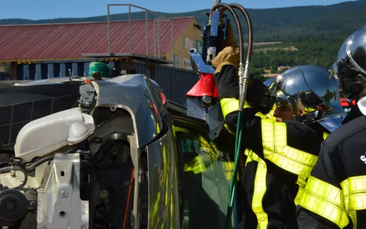 Accident grav între Braşov şi Poiana Braşov: Patru persoane ajung la spital, traficul blocat