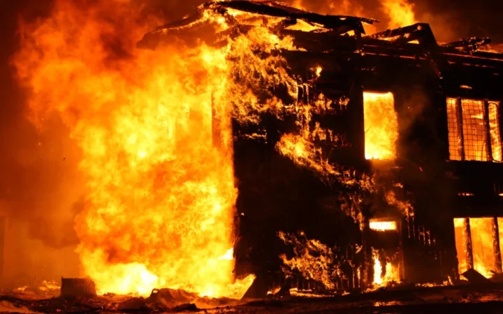 Rețea rusă de sabotaj, acuzată de incendiile provocate la locuința și obiective legate de premierul britanic Keir Starmer