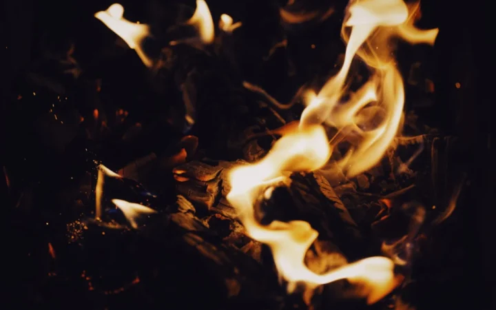 Incendiu de proporții la piața en-gros de fructe și legume din Pitești: zeci de standuri distruse într-o singură seară