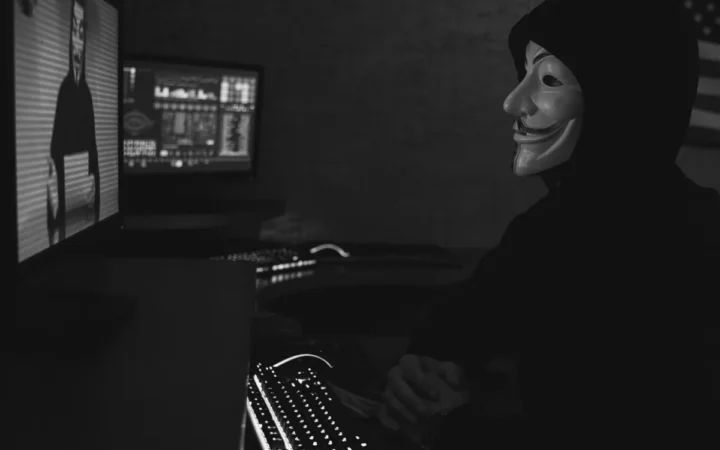 Oficiali britanici vizați de hackeri ruși: Atac cibernetic masiv asupra emailurilor guvernamentale