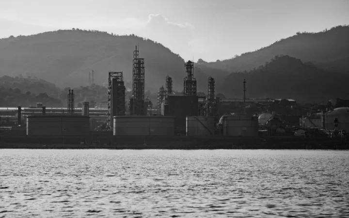 Atac surpriză în Rusia: Ucraina lovește rafinăria „NS-Oil” și depozitele Wildberries