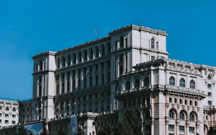 Sindicatele din Educație și Sănătate Refuză Consultările pe Noua Lege a Salarizării, Amplificând Criza Negocierilor