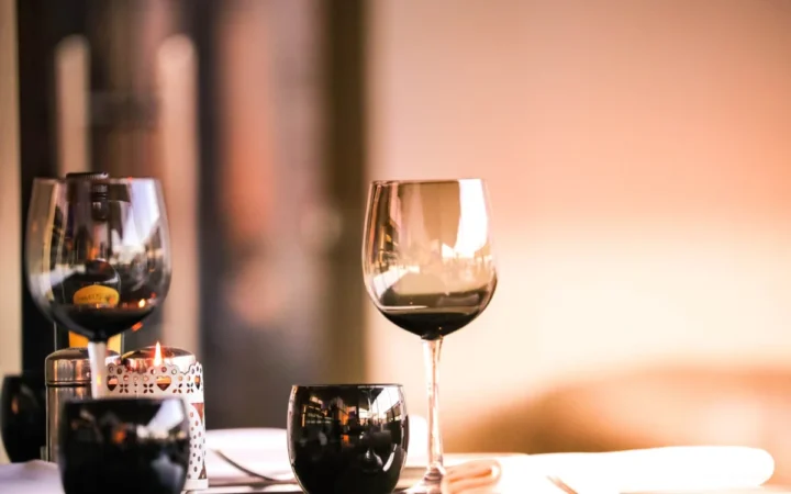 Restaurantele din România pierd clienți și înjumătățesc meniurile din cauza crizelor economice