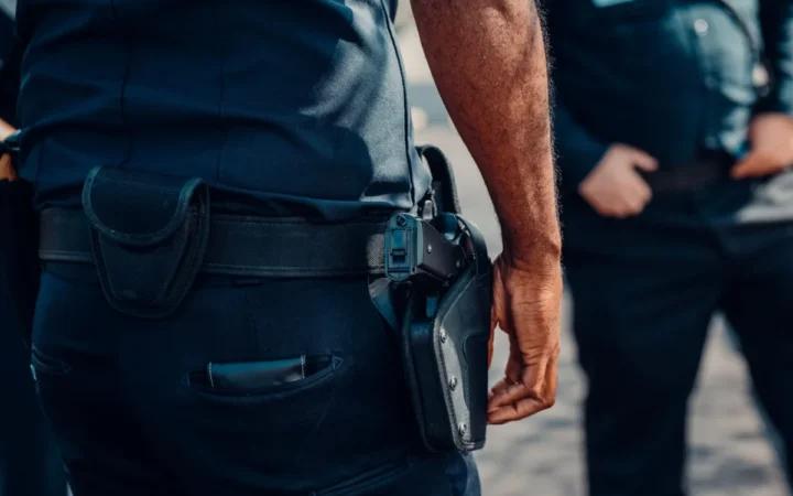 Doi polițiști cercetați pentru mită: au introdus alcool și telefoane în centrul de detenție din București