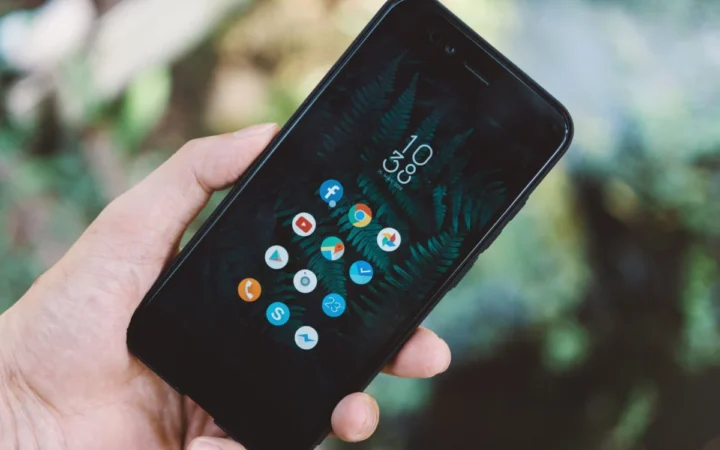 Utilizarea excesivă a smartphone-ului poate provoca afecțiuni grave ale mâinilor, avertizează medicii