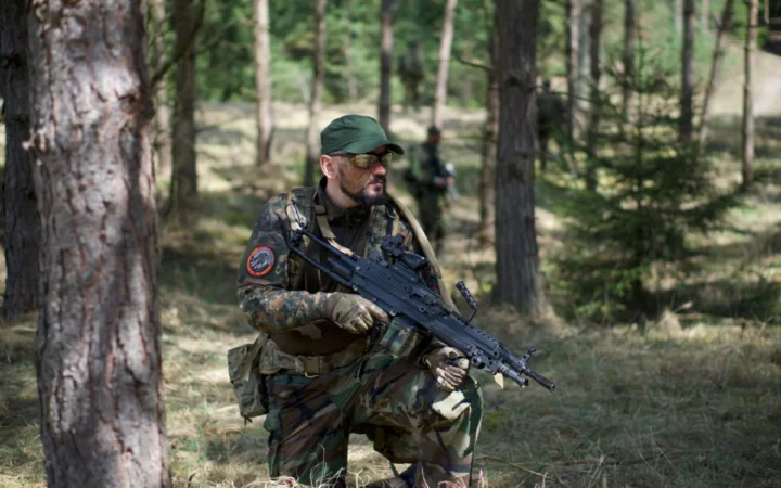 Rușii încearcă să transforme un camion militar într-un „elicopter” cu mitralieră și eșuează lamentabil