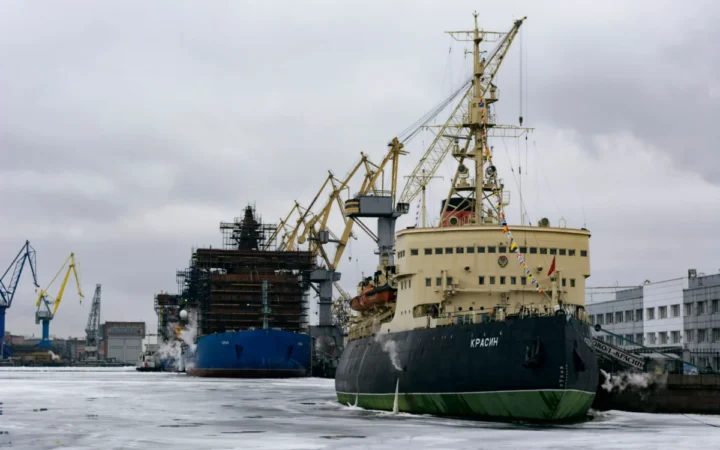 Imagini Exclusive cu Nava Comercială Grav Avariată Ajunsă în Portul Constanța După Atac