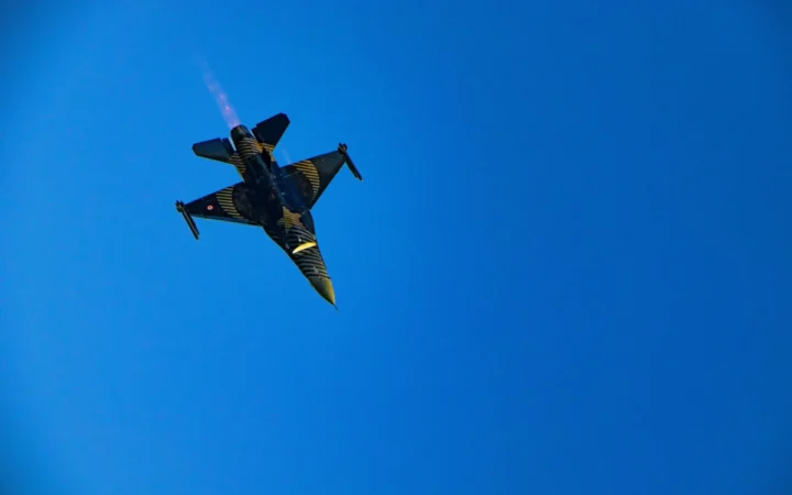 F-16 Românesc Interceptează o Dronă Intrusă în Spațiul Aerian al României!