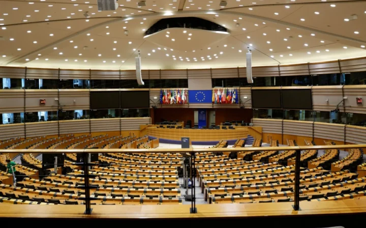 Parlamentul European aprobă noi reguli UE pentru muncitorii mobili: acces mai echitabil la prestații sociale