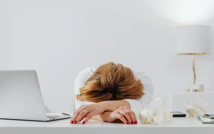 Burnout-ul: Epuizarea Invizibilă Care Îți Sabotează Cariera și Viața Personală