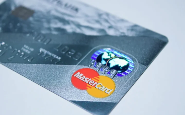 A găsit un card pierdut și a făcut 17 cumpărături: Un argeșean, arestat pentru 24 de ore!