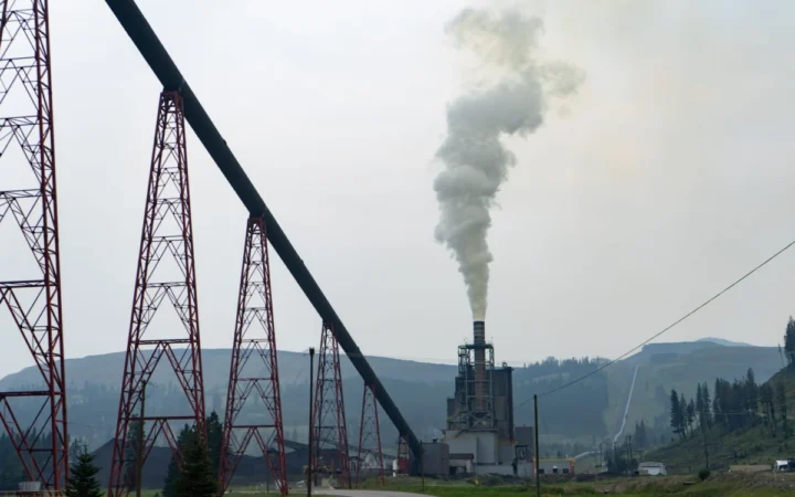 Termocentralele pe Cărbune Nu se Vor Închide Fără Alternative: Legea Decarbonizării, Adoptată de Parlament