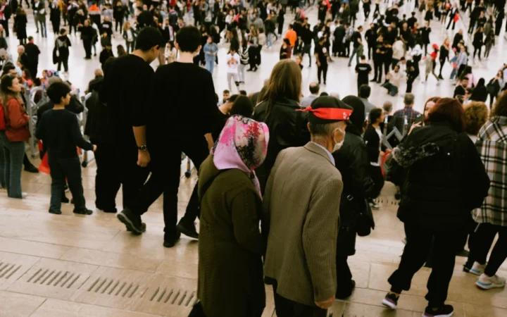 România pierde locuitori, dar imigrația temperează declinul populației