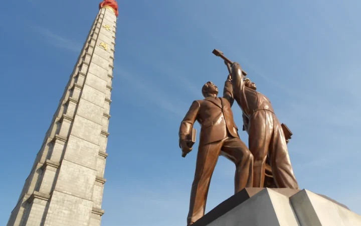 Experți IT Nord-Coreeni Se Infiltrează în Companii Străine Sub Identități False pentru Atacuri Cibernetice Globale